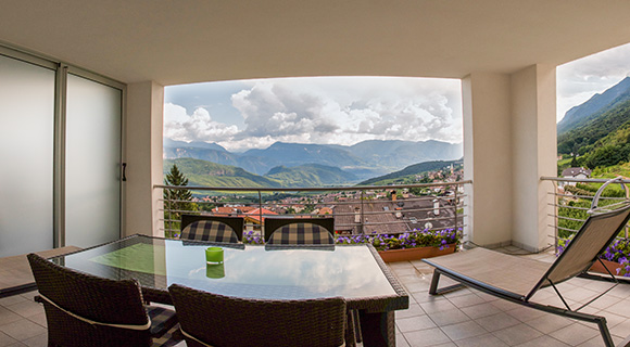 Terrasse - Blick über Kaltern mit Kalterer See